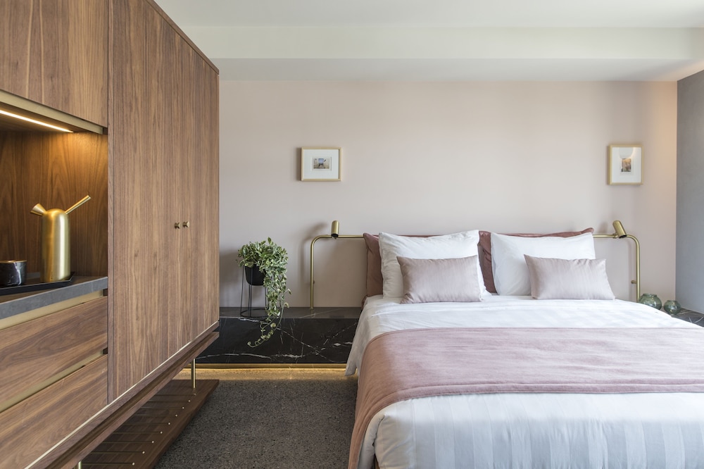 Superior Room, 1 King Bed (Acropolis View) photo 2