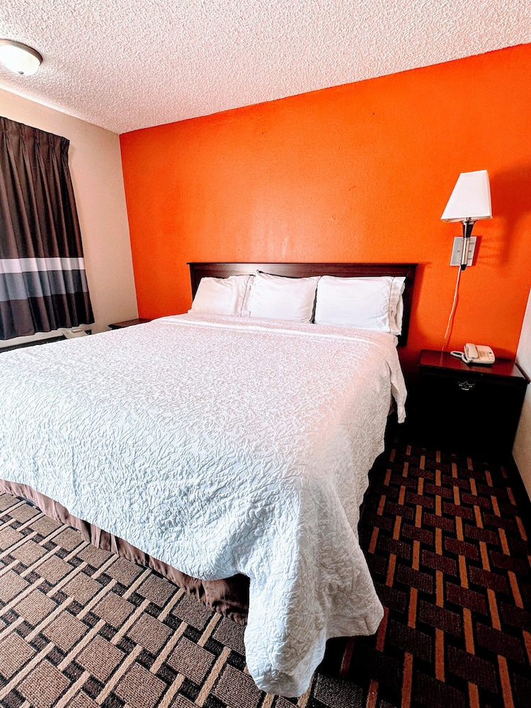Comfort Room, 1 King Bed, Smoking photo 3
