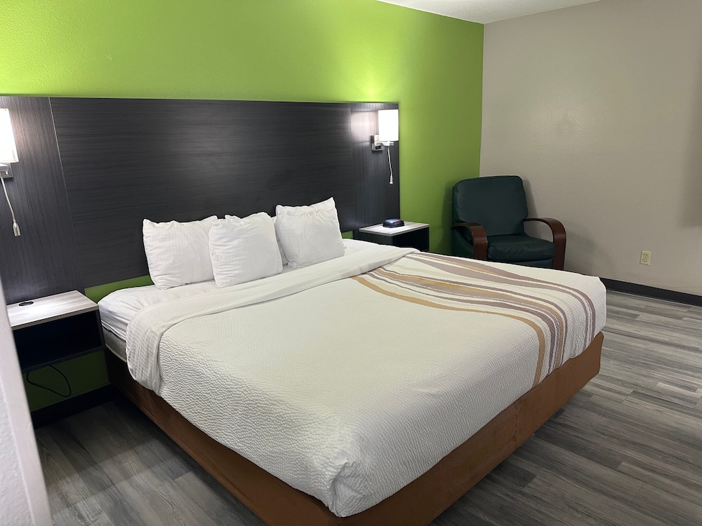 Room, 1 King Bed, Non Smoking - Photo 5