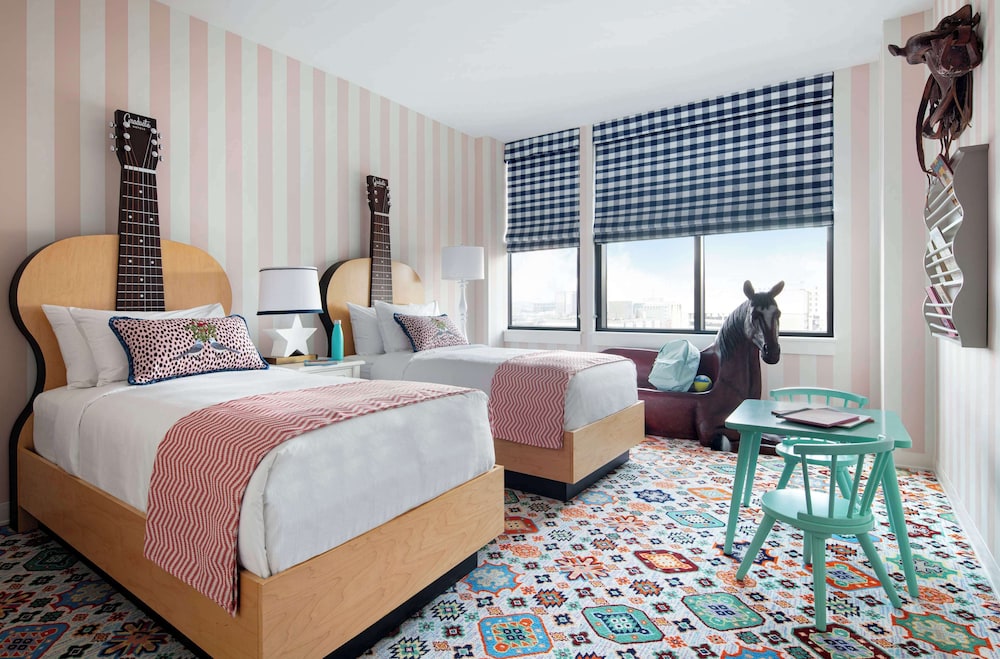 Family Room, 1 King Bed