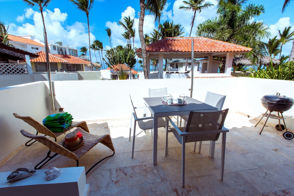 Deluxe Villa, 2 Bedrooms, Partial Ocean View, Beachside