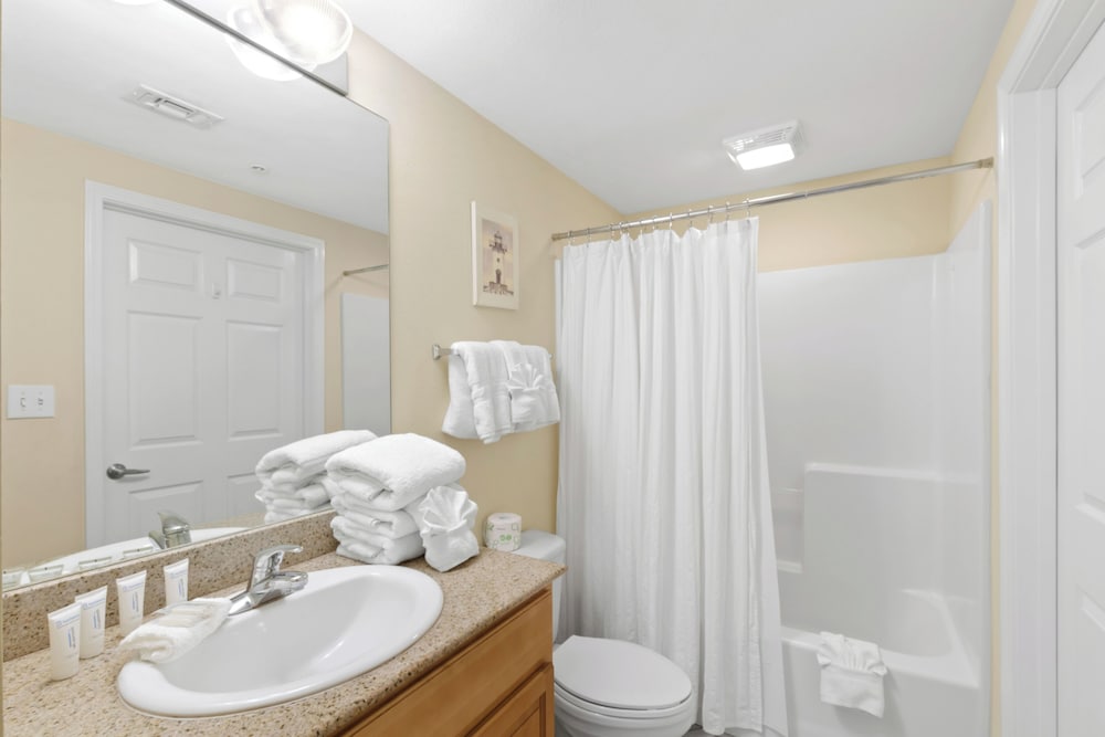 Executive Condo, 3 Bedrooms, Pool Access, Beach View photo 2