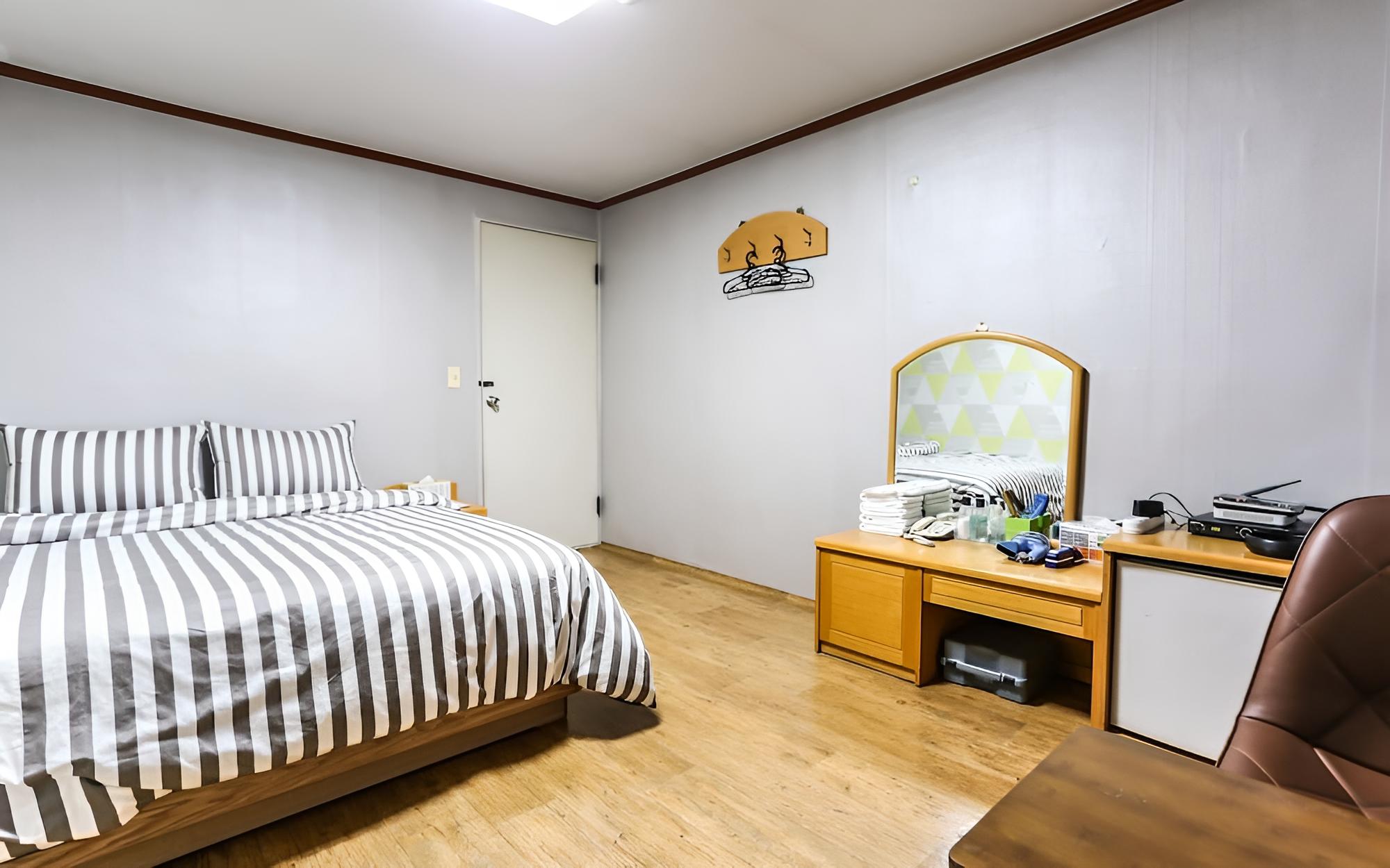 Room (Bed) - Photo 12