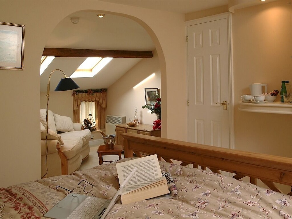 Suite, Ensuite photo 2