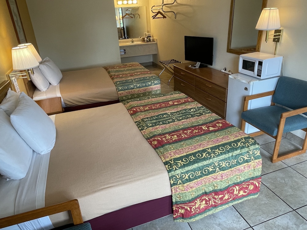 Two Queen Beds, Non-Smoking, Pets Allowed - Photo 1