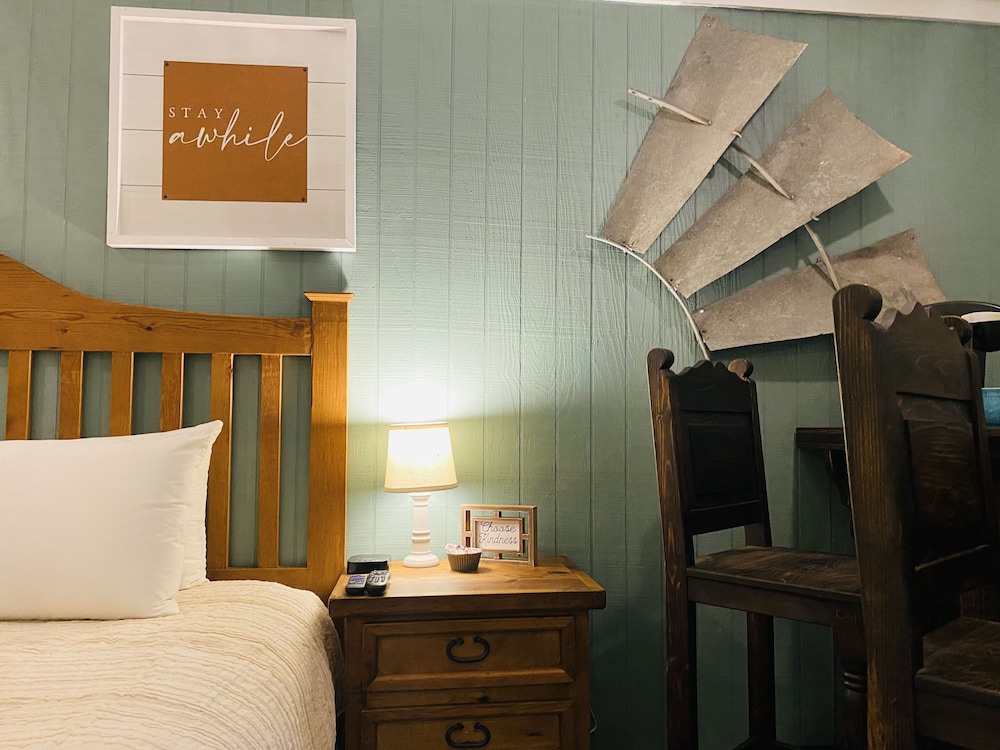 Deluxe Room, 1 King Bed, Non Smoking - Photo 6