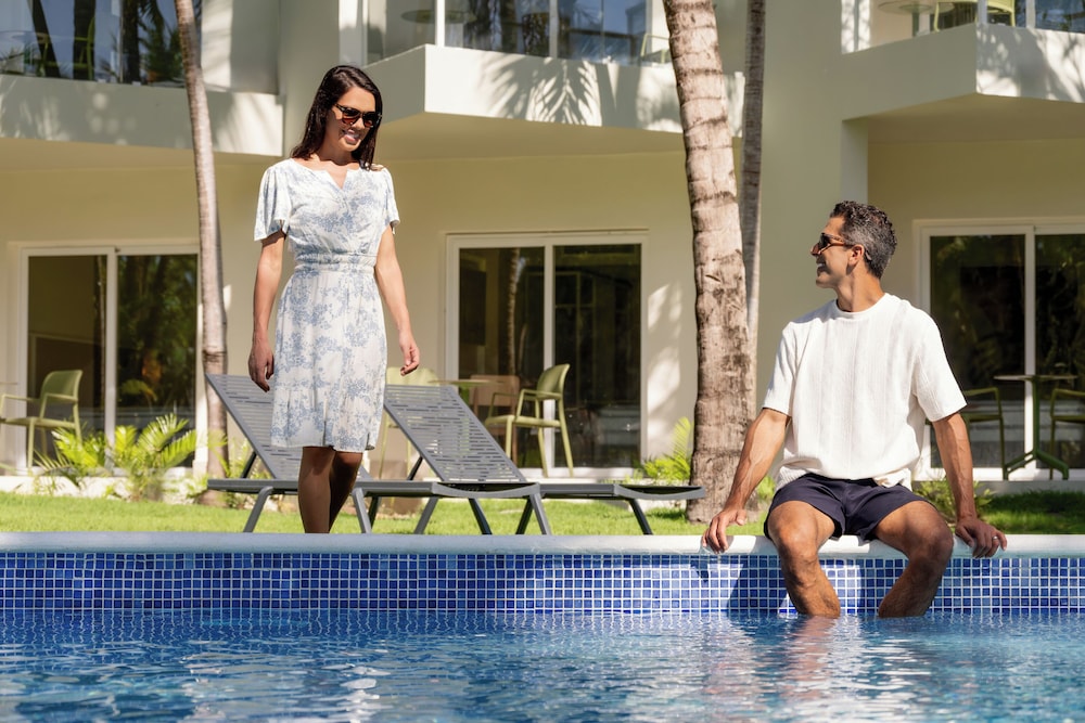 Standard Room, 1 King Bed (tropical View | Pool Walk Out)