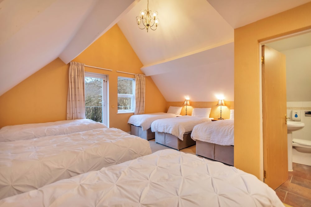 Family Room, Multiple Beds, Balcony, Lake View photo 1