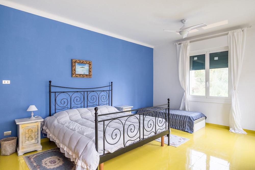 Deluxe Quadruple Room, Private Bathroom (Grey - 4 Pax)