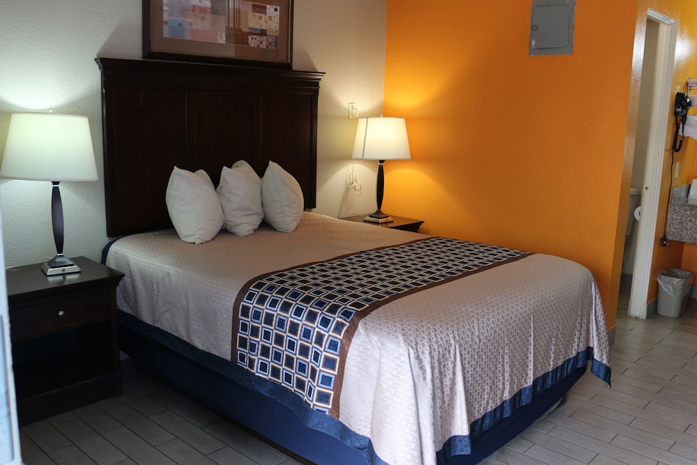 Standard Room, 1 Queen Bed, Non Smoking - Photo 1