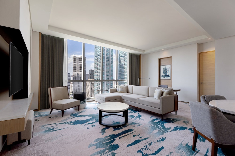 Club Suite, 1 King Bed, City View - Photo 8