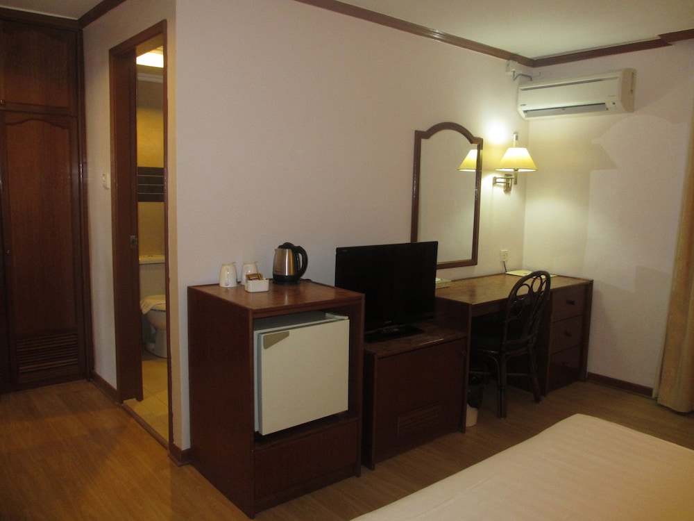 Deluxe Room, 1 King Bed photo 3