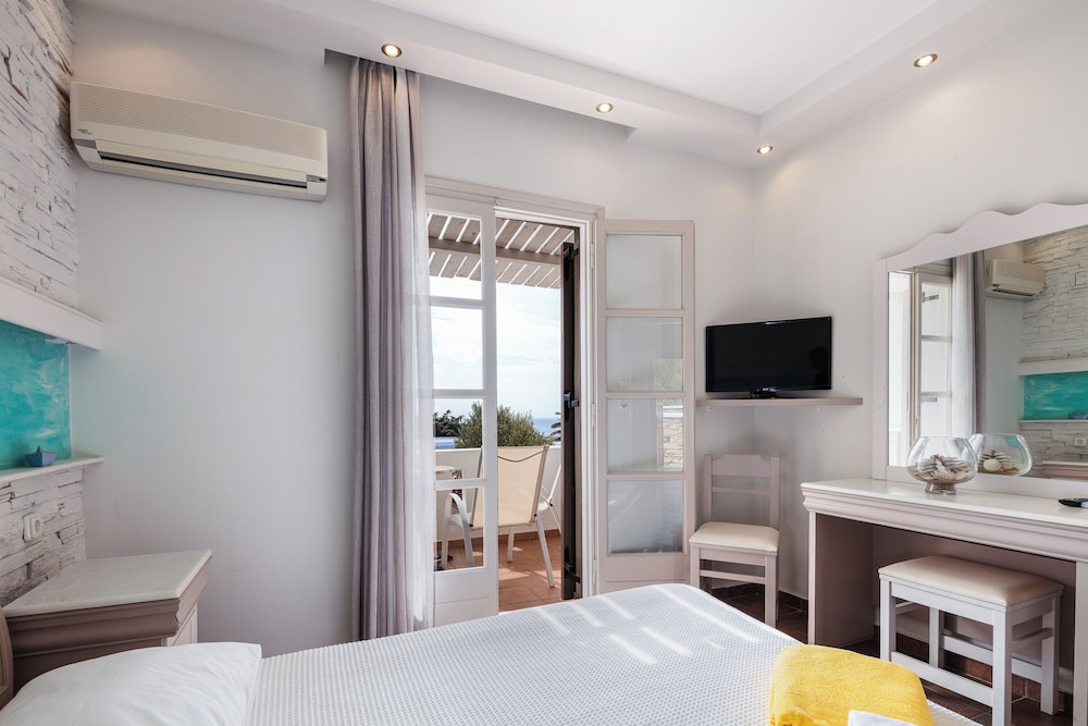 Aegean Quadruple Room with Terrace & Sea View photo 2