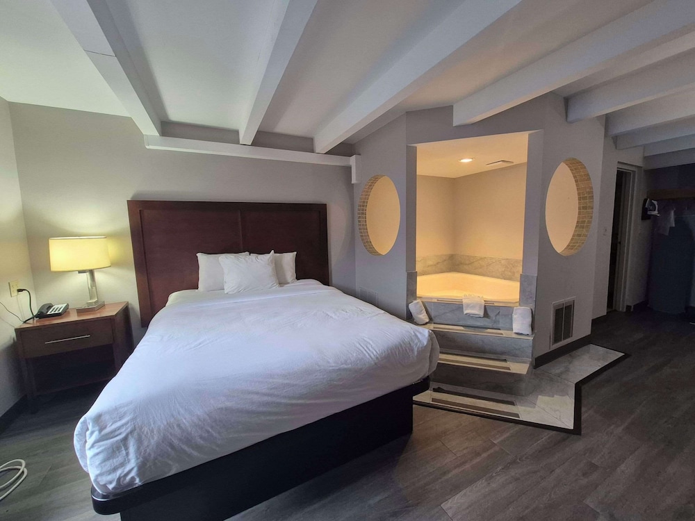 Suite, 1 Queen Bed, Non Smoking - Photo 4