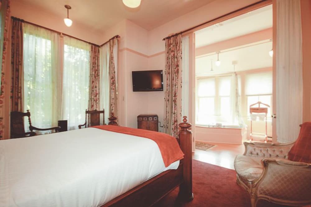 Room, 1 Queen Bed, Non Smoking (Heritage House 1) No Pets photo 2