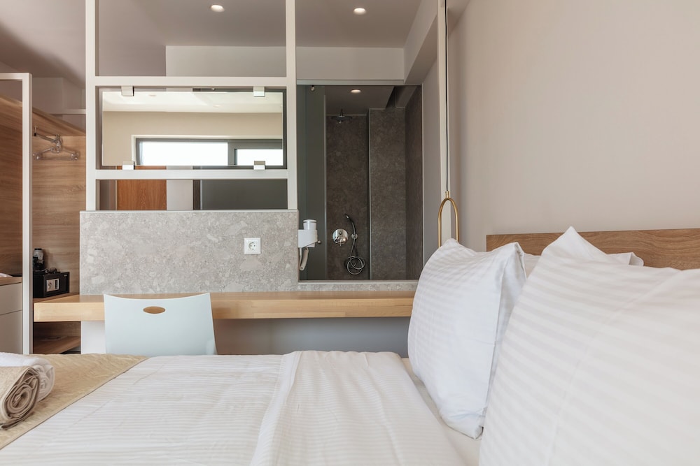 Superior Room with Private Pool - Photo 8