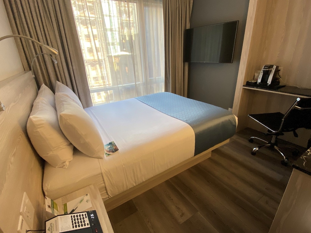 Room, 1 Queen Bed, Non Smoking (Empire)