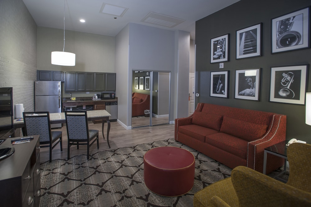 Suite, king bed, sofa bed, kitchen, accessible tub - Photo 3