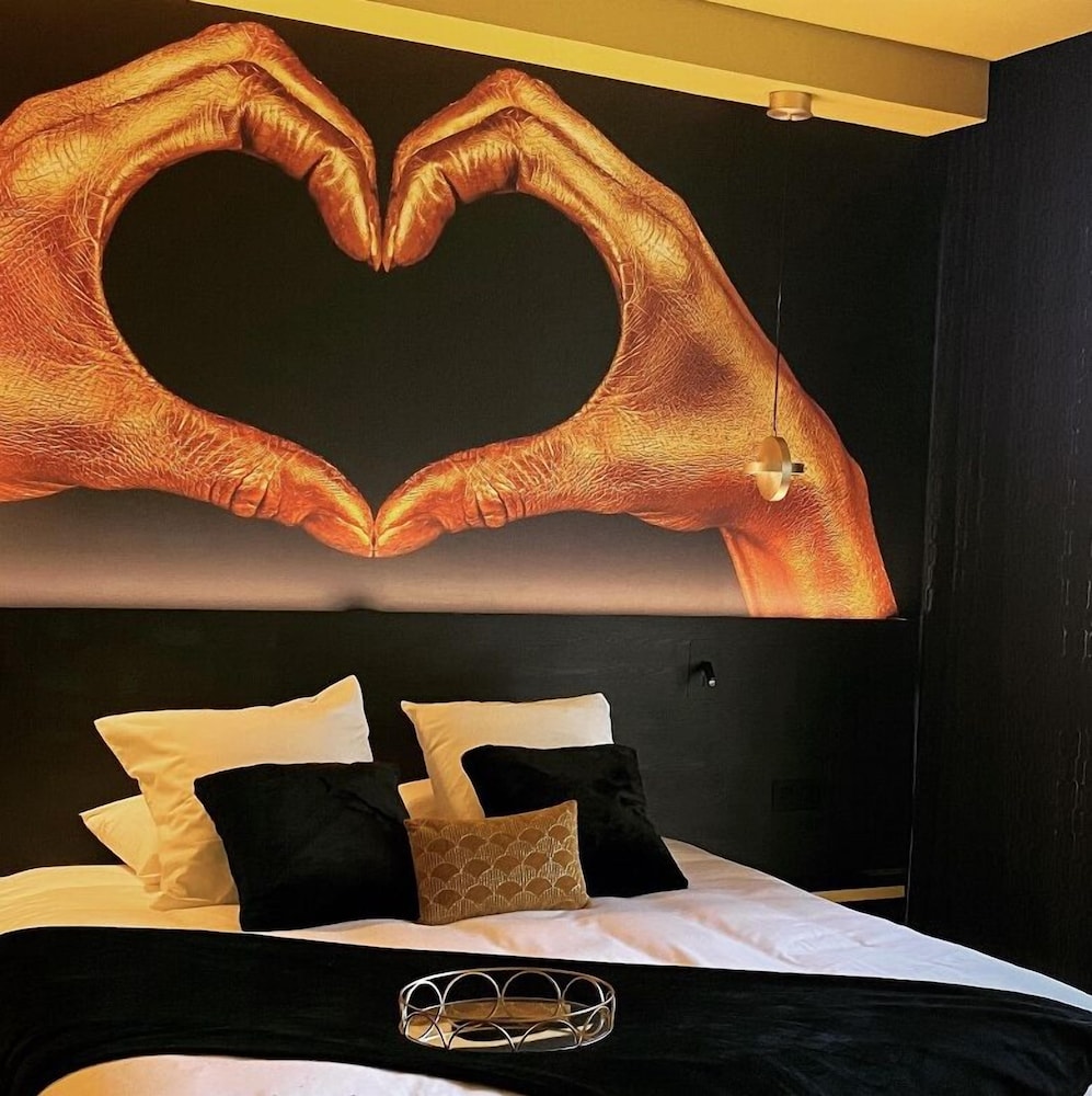 Deluxe Room, 1 King Bed, Non Smoking - Photo 2
