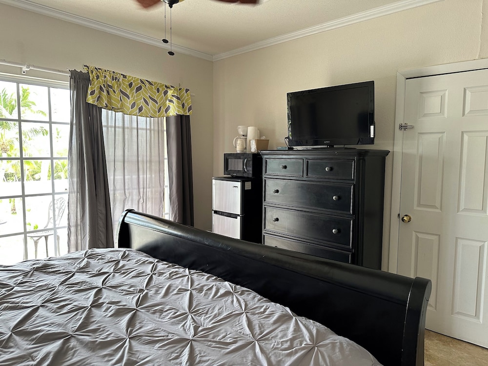Romantic Room, 1 King Bed, Jetted Tub, Partial Ocean View photo 2