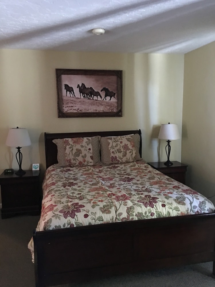 Family Room, 2 Bedrooms, Kitchen photo 3