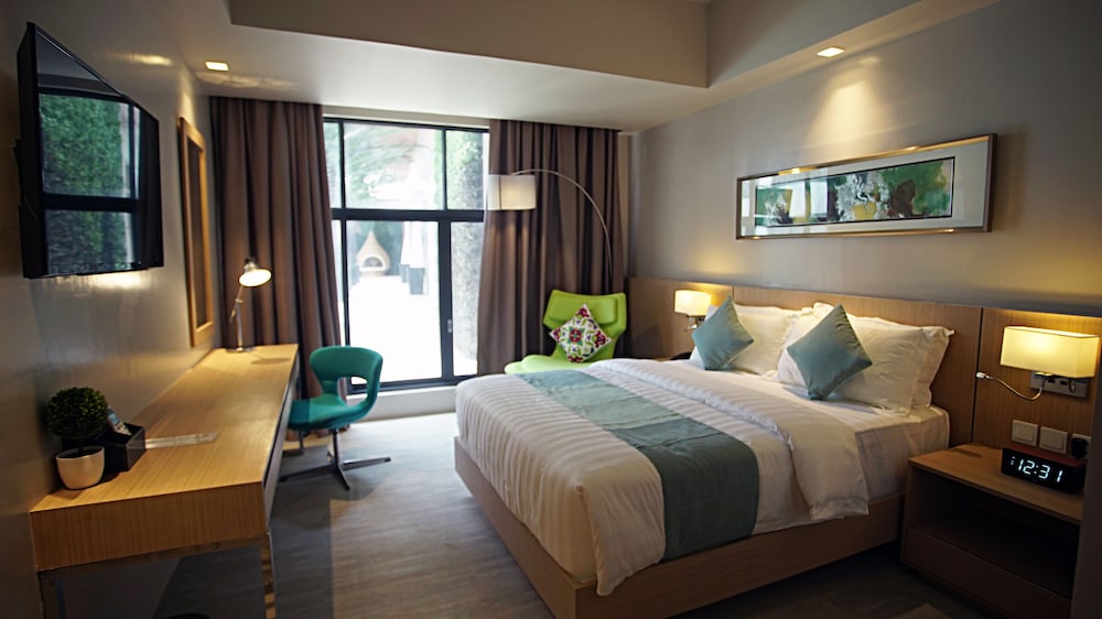 Deluxe Room, 1 Queen Bed photo 1