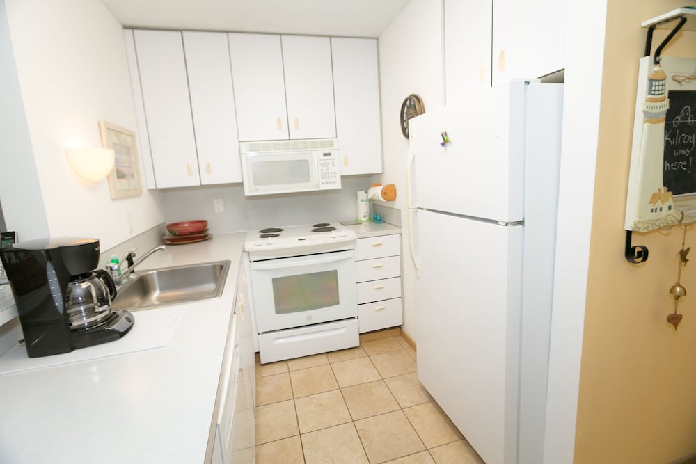 Deluxe Room, Multiple Beds, Kitchen, Pool View (1 Bedroom Dlx-Room 214-Pet Friendly) - Photo 7