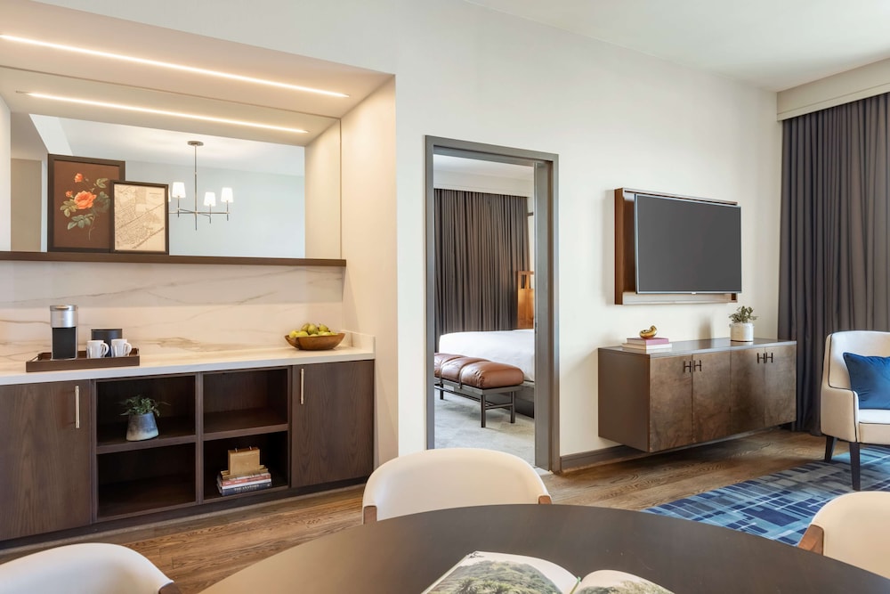 Suite, 1 Bedroom (Roll-In Shower) - Photo 3