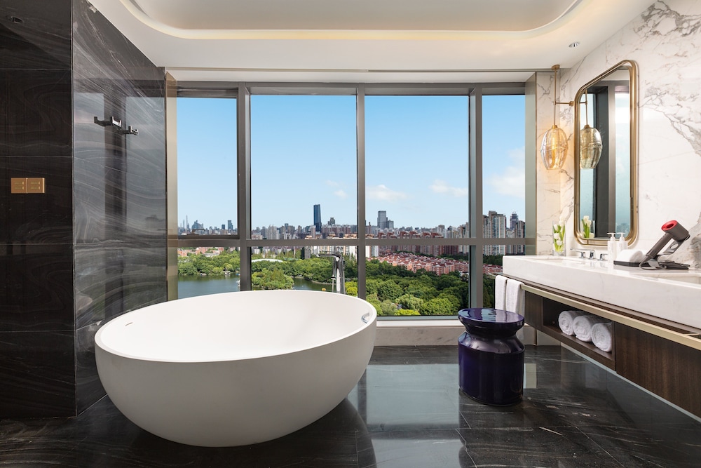 Suite, 1 Bedroom, Club Lounge Access (Dining, Kitchenette) thumbnail 6