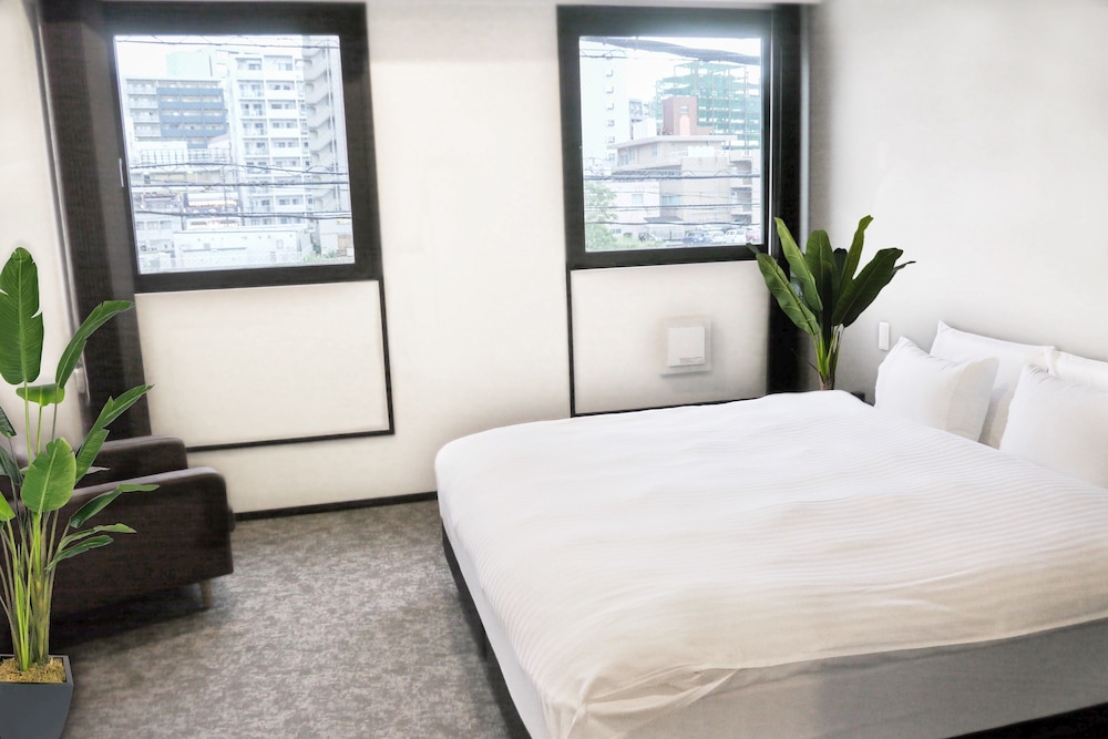 Basic Room, 1 King Bed, Non Smoking, Private Bathroom