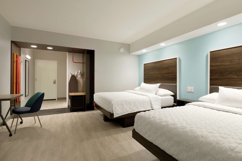 Room, 2 Queen Beds, Accessible, Bathtub