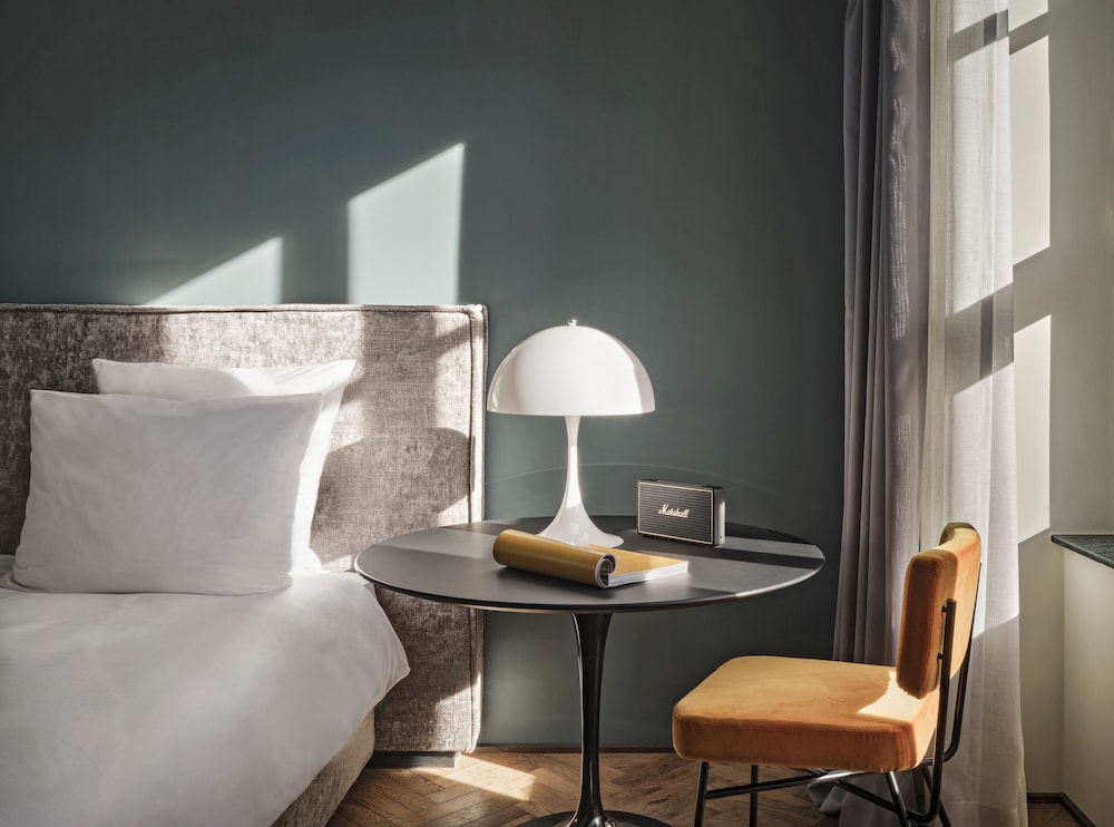 sly room
