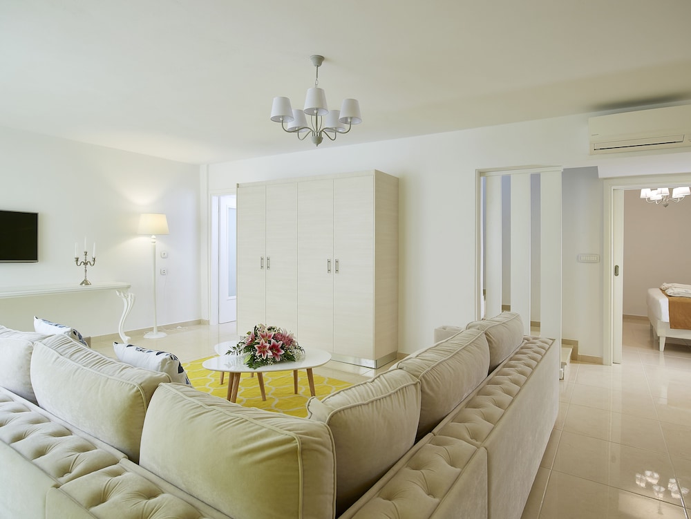 Grand Family Suite 2 Bedrooms Sharing Pool thumbnail 5