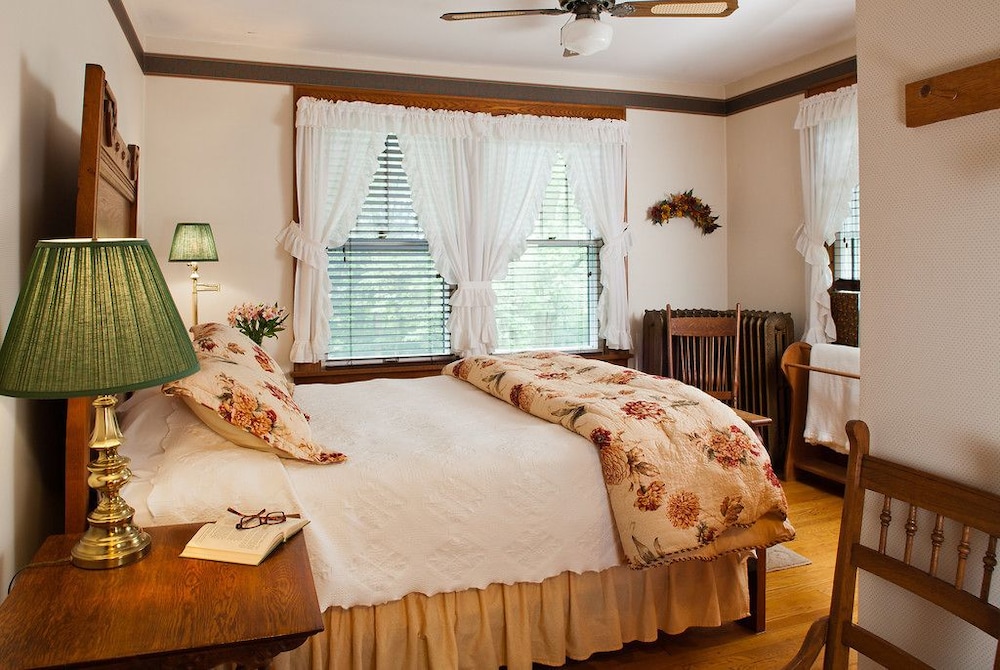 Double Room, 1 Queen Bed (Oak)
