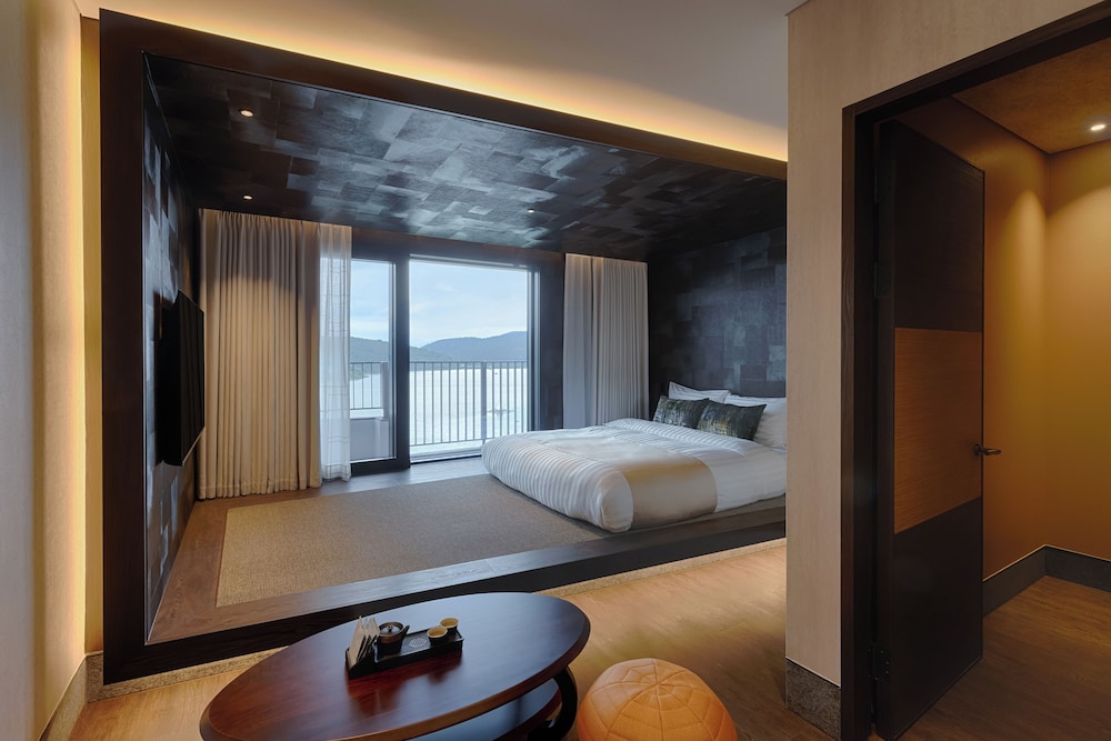 Deluxe Suite A (Clean/Lake View/1 Double, 1 Single)