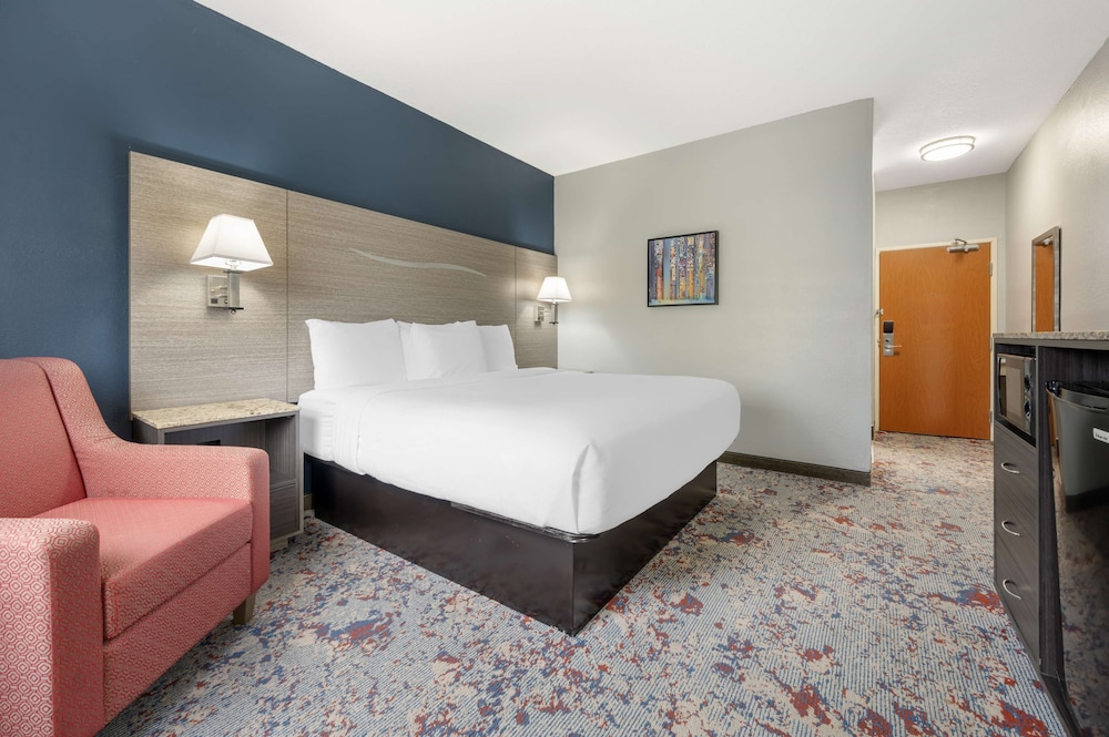 Standard Room, 1 King Bed, Accessible, Refrigerator & Microwave - Photo 2
