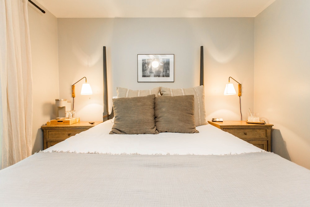 Queen Bed Deck (Kersey Coates) photo 1