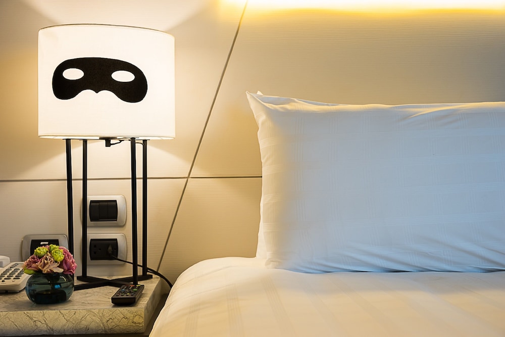 Deluxe Room, 1 King Bed, Sea View, Corner - Photo 3