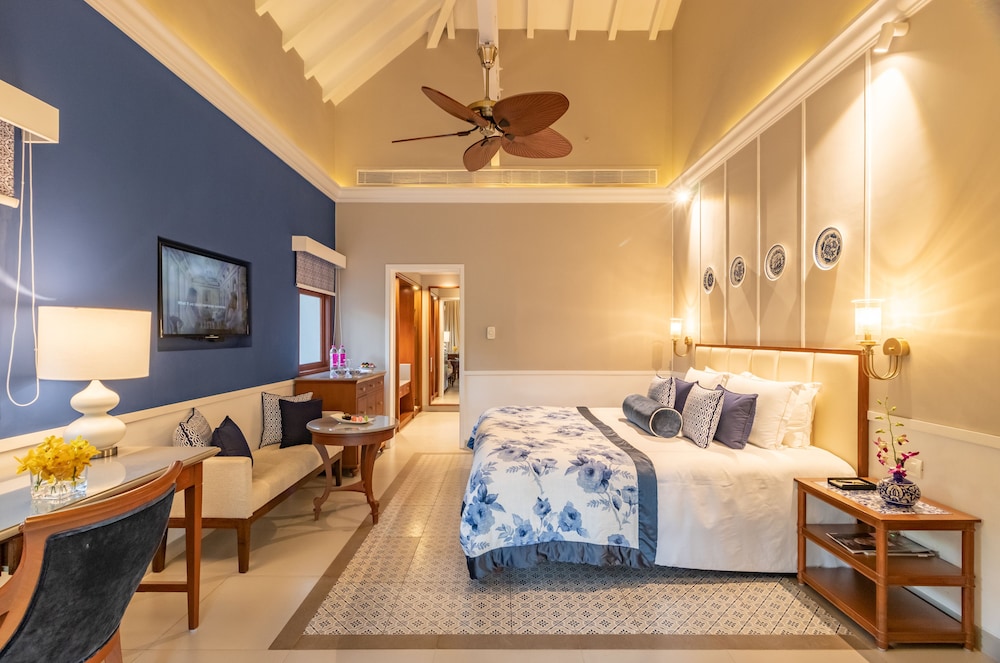 Premium Cottage, 1 King Bed, Garden View - Photo 1