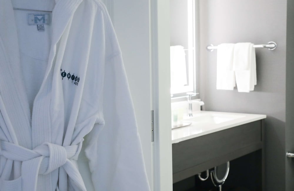 Room, 2 Queen Beds, Accessible (Mobility, Roll-In Shower) - Photo 9