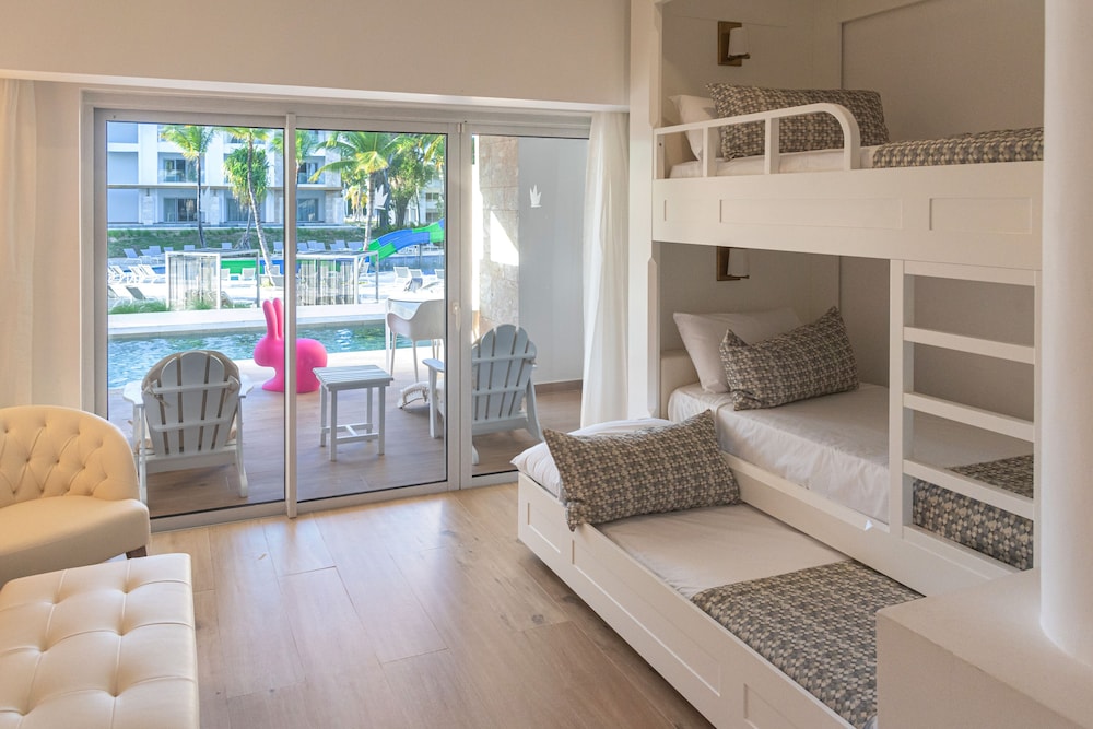 Family Club Junior Suite Swimout