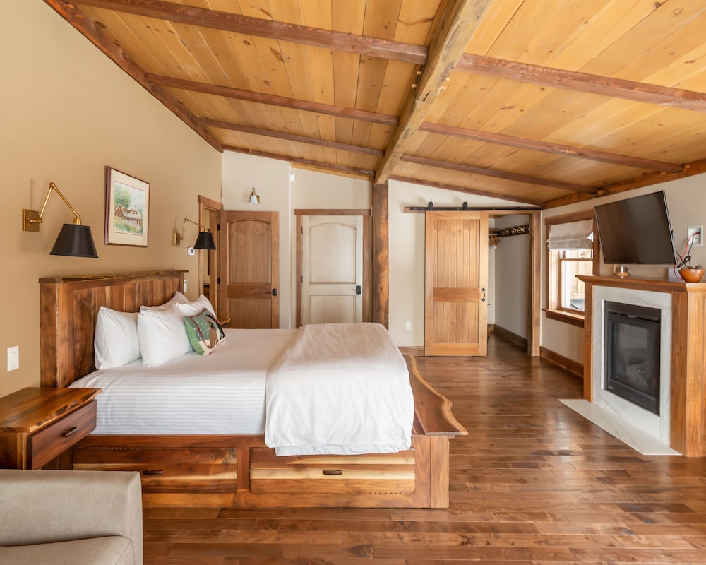 Superior Suite, 1 King Bed - Photo 4