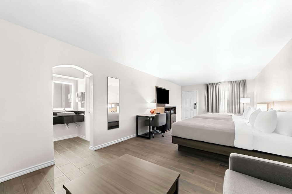 Suite, Multiple Beds, Non Smoking - Photo 2