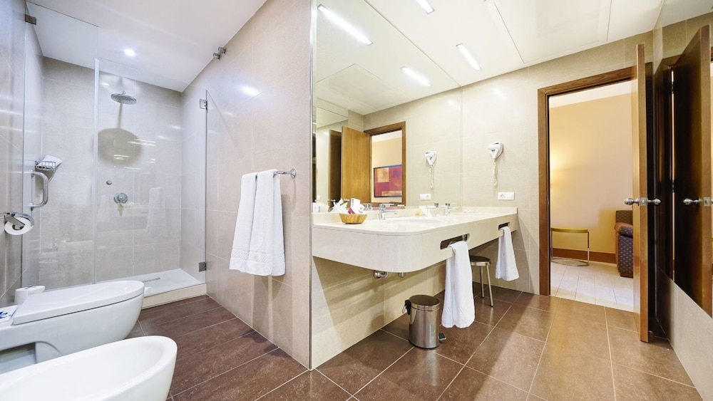 Superior Double Room thumbnail 6