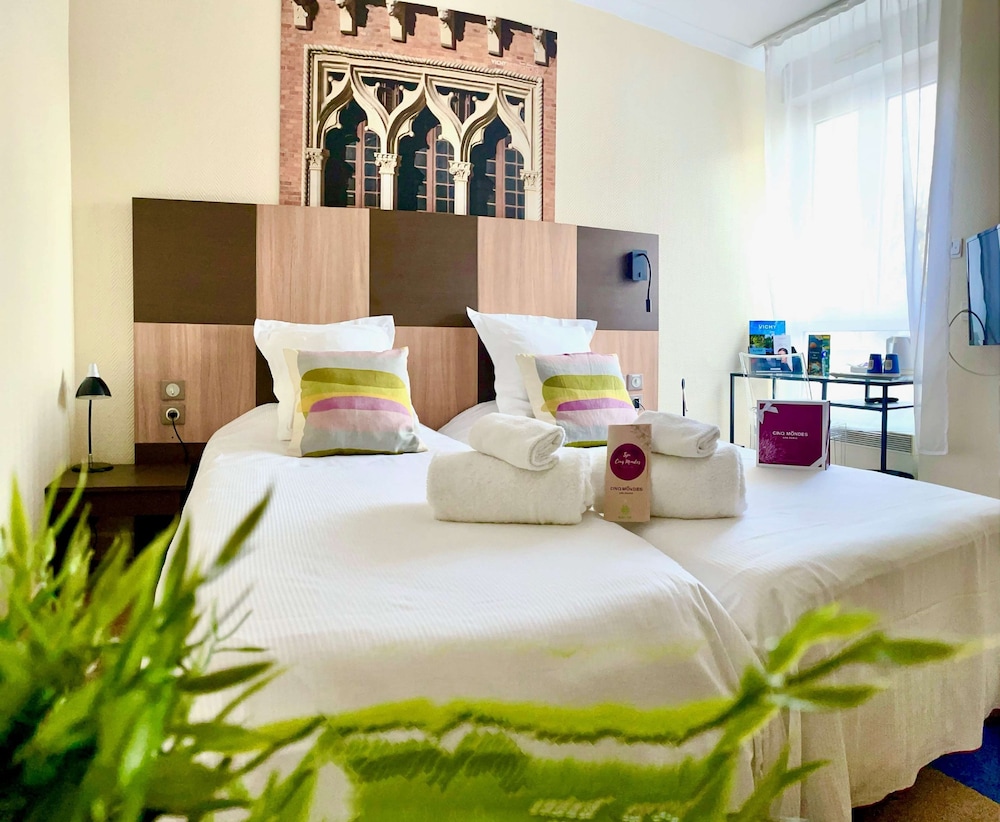 Standard Room, Multiple Beds - Photo 5