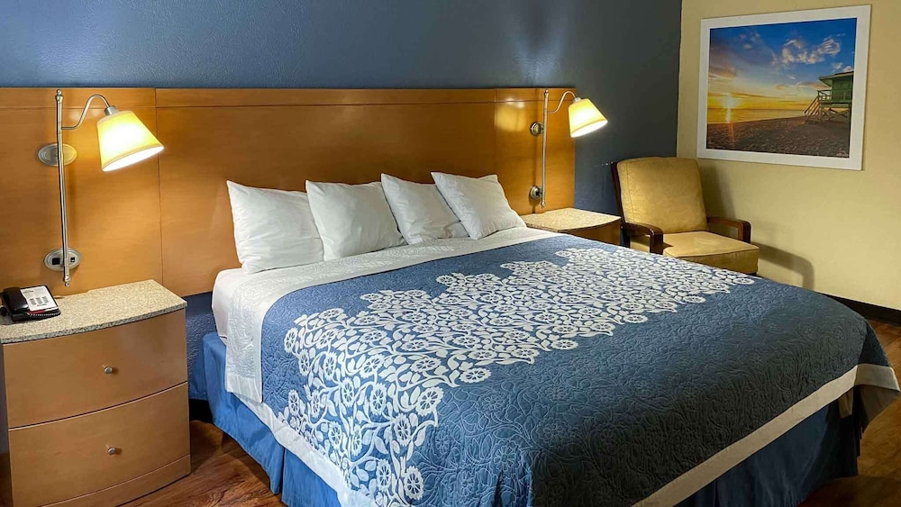 Standard Room, 1 King Bed, Non Smoking - Photo 6