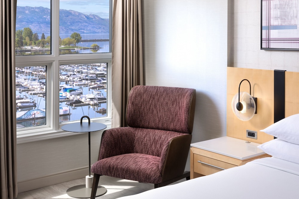 Room, 1 King Bed, Lake View - Photo 3