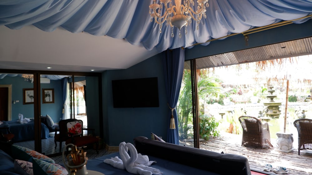 Luxury Suite - Photo 4