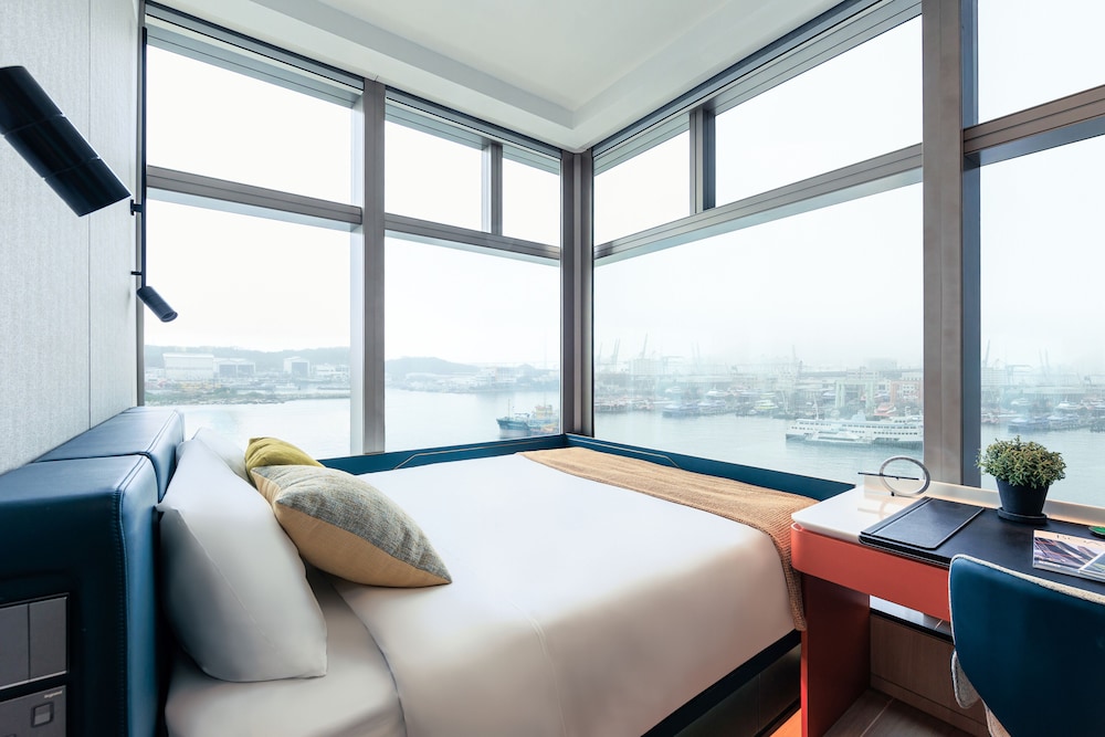 Deluxe Harbour/Sea View One Bedroom