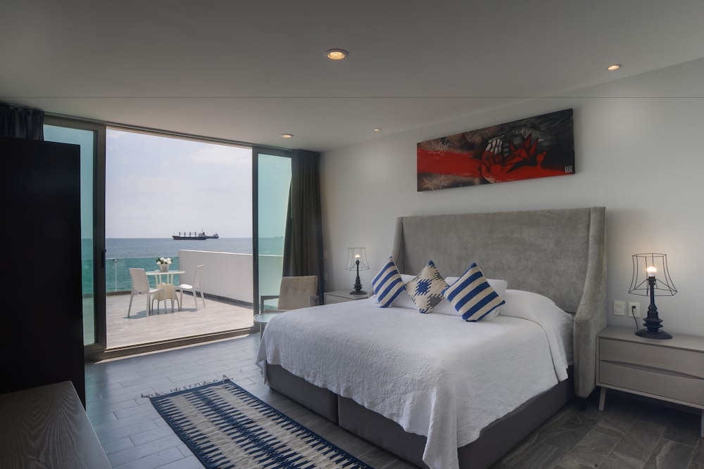 Room, 1 King Bed, Ocean View, Oceanfront photo 3